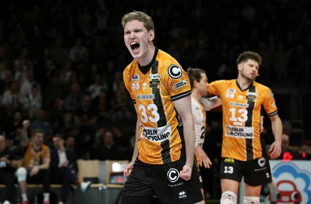 Fedor Ivanov jubelt Freude Emotion Jubel Volleyball Bundesliga Herren Play Off Halbfinale 1.Spiel Spieltag Saison 2025 2026 11.04.2026 BR Volleys Berlin BRV vs VfB Friedrichshafen