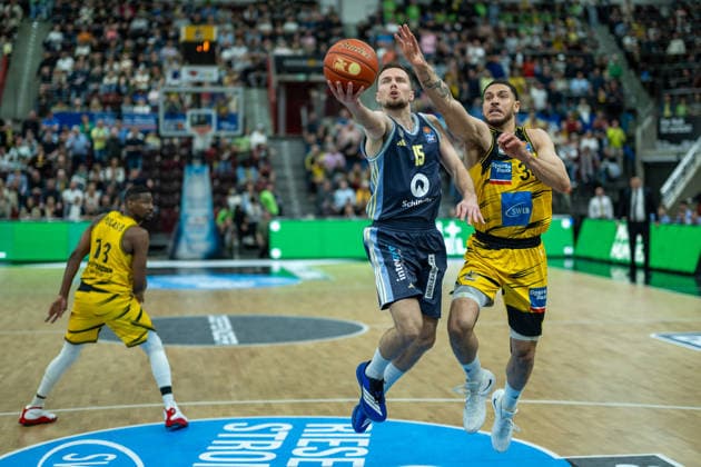 Yorman Polas Bartolo (MHP RIESEN Ludwigsburg, 13), Martin Hermannsson (ALBA Berlin, 15), Gavin Schilling (MHP RIESEN Ludwigsburg, 34), GER, MHP RIESEN Ludwigsburg vs. ALBA Berlin, Basketball Bundesliga, easycredit BBL, 29. Spieltag, Spielzeit 2025 2026, 11.04.2026, GER, MHP RIESEN Ludwigsburg vs. ALBA Berlin, Basketball Bundesliga, easycredit BBL, 29. Spieltag, Spielzeit 2025 2026, 11.04.2026 Ludwigsburg Copyright: xEibner-Pressefoto SaschaxWaltherx EP_EER