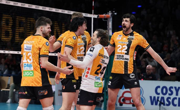 Ruben Schott, Nolan Flexen, Florian Krage Brewitz, Kyle Dagostino, Jake Hanes, BR Volleys jubeln nach 3:1 Sieg Freude Emotion Jubel Volleyball Bundesliga Herren Play Off Halbfinale 1.Spiel Spieltag Saison 2025 2026 11.04.2026 BR Volleys Berlin BRV vs VfB Friedrichshafen