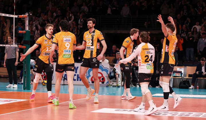 BR Volleys jubeln nach 3:1 Sieg Freude Emotion Jubel Volleyball Bundesliga Herren Play Off Halbfinale 1.Spiel Spieltag Saison 2025 2026 11.04.2026 BR Volleys Berlin BRV vs VfB Friedrichshafen