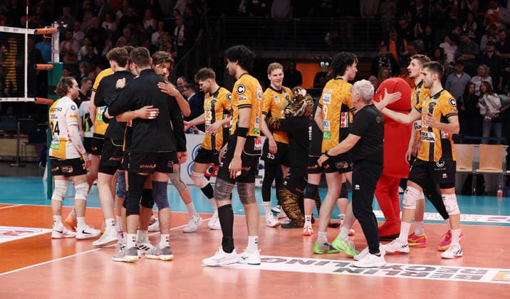 BR Volleys jubeln nach 3:1 Sieg Freude Emotion Jubel Volleyball Bundesliga Herren Play Off Halbfinale 1.Spiel Spieltag Saison 2025 2026 11.04.2026 BR Volleys Berlin BRV vs VfB Friedrichshafen