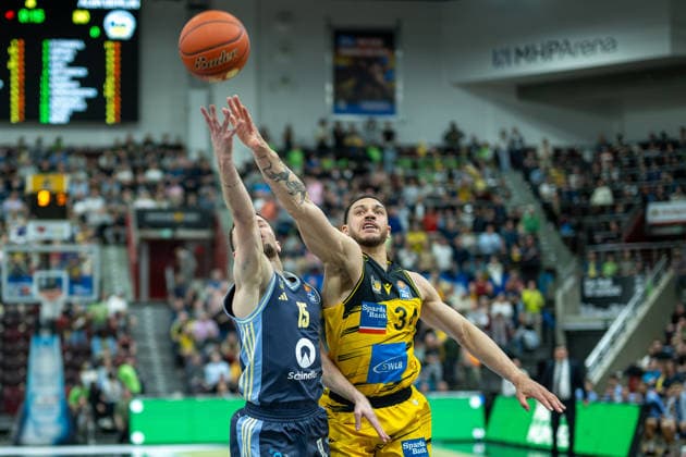 Yorman Polas Bartolo (MHP RIESEN Ludwigsburg, 13), Martin Hermannsson (ALBA Berlin, 15), Gavin Schilling (MHP RIESEN Ludwigsburg, 34), GER, MHP RIESEN Ludwigsburg vs. ALBA Berlin, Basketball Bundesliga, easycredit BBL, 29. Spieltag, Spielzeit 2025 2026, 11.04.2026, GER, MHP RIESEN Ludwigsburg vs. ALBA Berlin, Basketball Bundesliga, easycredit BBL, 29. Spieltag, Spielzeit 2025 2026, 11.04.2026 Ludwigsburg Copyright: xEibner-Pressefoto SaschaxWaltherx EP_EER