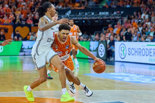 Zweikampf, Duell zwischen Austin Matthew Crowley (BMA365 Bamberg Baskets, 85) und Mark Smith (ratiopharm ulm, 13) GER, ratiopharm ulm vs. BMA365 Bamberg Baskets, Basketball, 29. Spieltag, EasyCredit BBL, Spielzeit 2025 2026, 11.04.2026 GER, ratiopharm ulm vs. BMA365 Bamberg Baskets, Basketball, 29. Spieltag, EasyCredit BBL, Spielzeit 2025 2026, 11.04.2026 Neu-Ulm Copyright: xEibner-Pressefoto GeraldxOelze-dexStoppanyx EP_ODS
