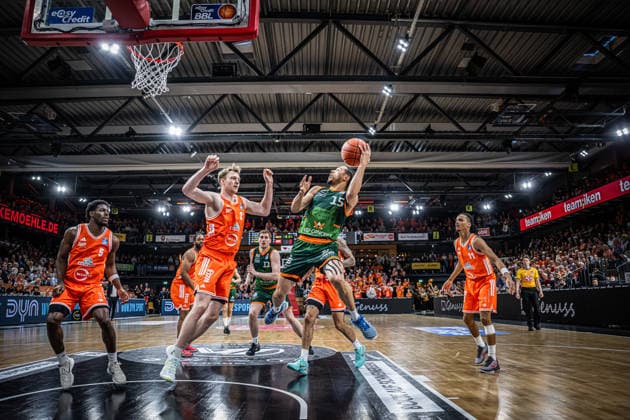 1. Basketball Bundesliga, easyCredit BBL, Saison 2025 2026, Herren, Hauptrunde, 29. Spieltag, 11.04.2026, RASTA Vechta - Gladiators Trier Jordan Roland ( 15 - VET-CONCEPT Gladiators Trier) beim Korbleger Vechta RASTA Dome Niedersachsen Deutschland