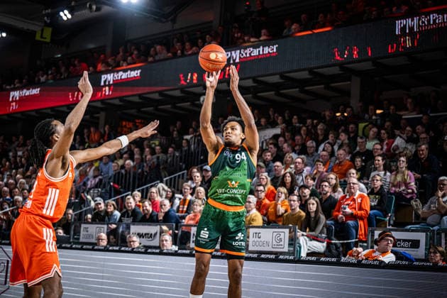 1. Basketball Bundesliga, easyCredit BBL, Saison 2025 2026, Herren, Hauptrunde, 29. Spieltag, 11.04.2026, RASTA Vechta - Gladiators Trier George King ( 94 - VET-CONCEPT Gladiators Trier) beim Jumpshot Vechta RASTA Dome Niedersachsen Deutschland