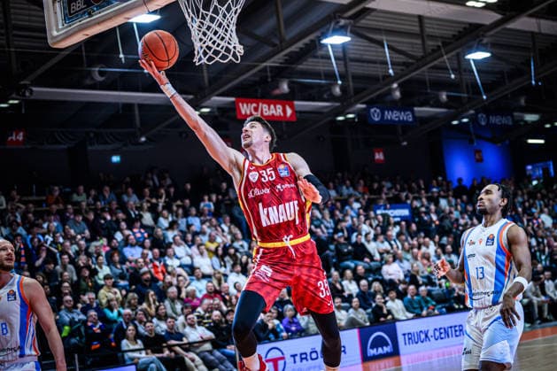 easycredit BBL Basketball Bundesliga 2025 2026 29. Spieltag 11.04.2026 Science City Jena vs Fitness First Würzburg Baskets Alen Pjanic (Würzburg) mit dem einfachen Korbleger Sparkassen Arena