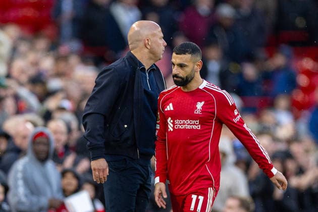 Football - FA Premier League - Liverpool FC v Fulham FC LIVERPOOL, ENGLAND - Saturday, April 11, 2026: Liverpool s Mohamed Salah (R) is greeted by head coach Arne Slot as he is substitued off during the FA Premier League match between Liverpool FC and Fulham FC at Anfield. (Photo by David Rawcliffe Propaganda) LIVERPOOL Anfield MERSEYSIDE ENGLAND  Copyright: xDavidxRawcliffex P2026-04-11-Liverpool_Fulham-101