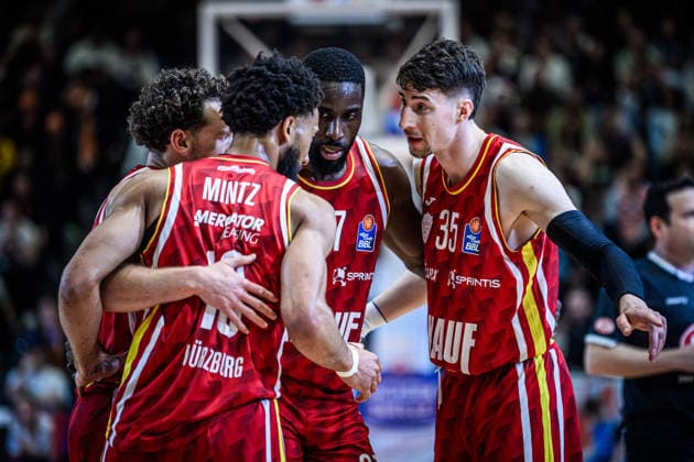 easycredit BBL Basketball Bundesliga 2025 2026 29. Spieltag 11.04.2026 Science City Jena vs Fitness First Würzburg Baskets Spieler von Würzburg stehen zusammnen, Huddle, v.re. Pjanic, Edigin Sparkassen Arena