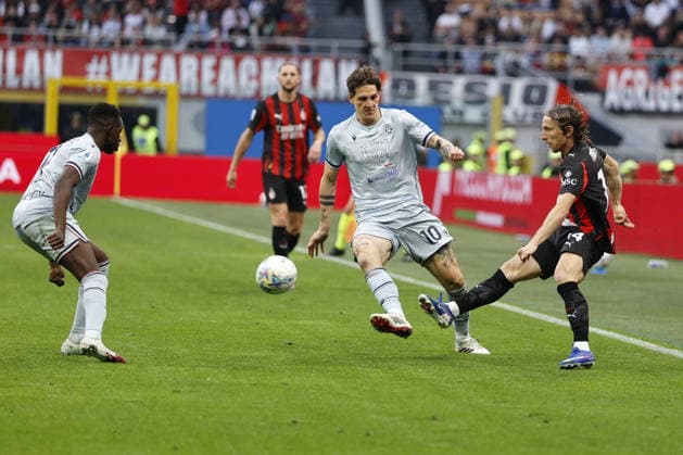 CALCIO - Serie A - AC Milan vs Udinese Calcio AC Milan s LUKA MODRIC in action against Udinese s NICOLO ZANIOLO during the Italian Serie A Enilive soccer championship football match between AC Milan and Udinese Calcio at San Siro Stadium on April 11th, 2026, Milan, Italy Milan Italy  Copyright: xIPAxSport ABACAx