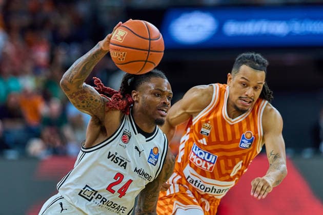 Zweikampf, Duell zwischen Cobe Williams (BMA365 Bamberg Baskets, 24), Nelson Weidemann (ratiopharm ulm, 00) GER, ratiopharm ulm vs. BMA365 Bamberg Baskets, Basketball, 29. Spieltag, EasyCredit BBL, Spielzeit 2025 2026, 11.04.2026 GER, ratiopharm ulm vs. BMA365 Bamberg Baskets, Basketball, 29. Spieltag, EasyCredit BBL, Spielzeit 2025 2026, 11.04.2026 Neu-Ulm Copyright: xEibner-Pressefoto GeraldxOelze-dexStoppanyx EP_ODS