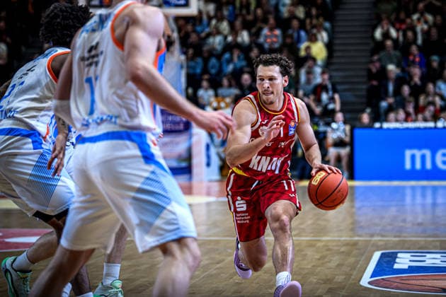 easycredit BBL Basketball Bundesliga 2025 2026 29. Spieltag 11.04.2026 Science City Jena vs Fitness First Würzburg Baskets rechts am Ball Brae Ivey (Würzburg) mit typisch Zunge raus Sparkassen Arena