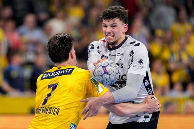 v.li.: Robert Timmermeister (RNL, 7), Marko Grgic (Flensburg, 17), Zweikampf, Spielszene, Duell, duel, tackle, tackling, Dynamik, Action, Aktion, 11.04.2026, Mannheim (Deutschland), Handball, Bundesliga, Rhein-Neckar Löwen - SG Flensburg-Handewitt