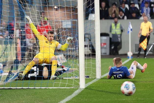 11.04.2026, xrekx, Fussball 2.Bundesliga, SV Darmstadt 98 - Hannover 96 v.l. Benedikt Pichler (Hannover 96) Marcel Schuhen (SV Darmstadt 98) Fabian Nürnberger Nuernberger (SV Darmstadt 98) Zweikampf, Aktion, action, battle for the ball (DFL DFB REGULATIONS PROHIBIT ANY USE OF PHOTOGRAPHS as IMAGE SEQUENCES and or QUASI-VIDEO) Darmstadt