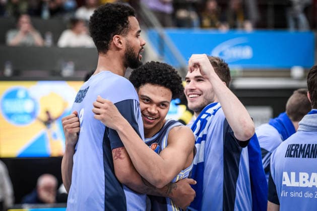 Jack Kayil (ALBA Berlin, 07) umarmt Norris Agbakoko (ALBA Berlin, 17), dahinter freut sich mit Malte Delow (ALBA Berlin, 06) GER, MHP Riesen Ludwigsburg vs. ALBA Berlin, Basketball Bundesliga, easycredit BBL, 29. Spieltag, Spielzeit 2025 2026, 11.04.2026 GER, MHP Riesen Ludwigsburg vs. ALBA Berlin, Basketball Bundesliga, easycredit BBL, 29. Spieltag, Spielzeit 2025 2026, 11.04.2026 Ludwigsburg Copyright: xSandyxDinkelackerx EP_SDR