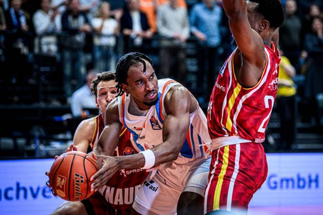 easycredit BBL Basketball Bundesliga 2025 2026 29. Spieltag 11.04.2026 Science City Jena vs Fitness First Würzburg Baskets Keith Braxton (Jena) am Ball, Brae Ivey (Würzburg) links versucht ihn zu stehlen Sparkassen Arena