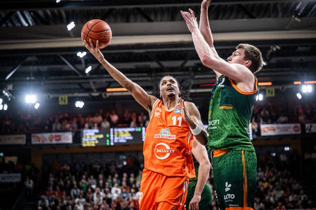 1. Basketball Bundesliga, easyCredit BBL, Saison 2025 2026, Herren, Hauptrunde, 29. Spieltag, 11.04.2026, RASTA Vechta - Gladiators Trier Alonzo Verge ( 11 - RASTA Vechta) beim Korbleger Vechta RASTA Dome Niedersachsen Deutschland