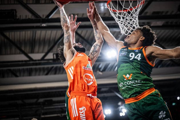 1. Basketball Bundesliga, easyCredit BBL, Saison 2025 2026, Herren, Hauptrunde, 29. Spieltag, 11.04.2026, RASTA Vechta - Gladiators Trier Tevin Brown ( 10 - RASTA Vechta) beim Korbleger Vechta RASTA Dome Niedersachsen Deutschland