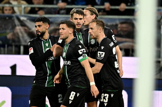 11.04.2026, xfux, Fussball 2.Bundesliga, SV Darmstadt 98 - Hannover 96 v.l. Torschuetze Torschütze Maurice Neubauer (Hannover 96) und Spieler Hannover 96 Torjubel, Jubel, Goal celebration, celebrate the goal zum 0:1 jubelnd bejubelt jubelt jubeln Jubel (DFL DFB REGULATIONS PROHIBIT ANY USE OF PHOTOGRAPHS as IMAGE SEQUENCES and or QUASI-VIDEO) Darmstadt