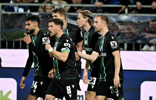 11.04.2026, xfux, Fussball 2.Bundesliga, SV Darmstadt 98 - Hannover 96 v.l. Enzo Leopold (Hannover 96), Stefan Teitur Thordarson (Hannover 96), Torschuetze Torschütze Maurice Neubauer (Hannover 96) und Spieler Hannover 96 Torjubel, Jubel, Goal celebration, celebrate the goal zum 0:1 jubelnd bejubelt jubelt jubeln Jubel (DFL DFB REGULATIONS PROHIBIT ANY USE OF PHOTOGRAPHS as IMAGE SEQUENCES and or QUASI-VIDEO) Darmstadt