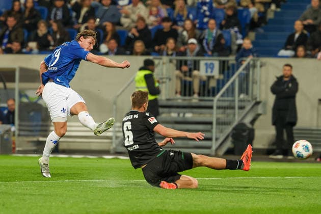 2026.04.11 xjfx 2.Bundesliga 29.Spieltag SV Darmstadt 98 - Hannover 96 v.l., Fynn Luca Lakenmacher (SV Darmstadt 98), Maik Nawrocki (Hannover 96) (DFL DFB REGULATIONS PROHIBIT ANY USE OF PHOTOGRAPHS as IMAGE SEQUENCES and or QUASI-VIDEO)