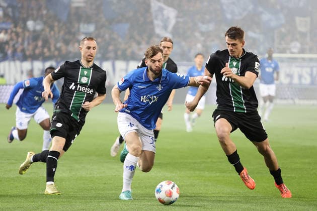 11.04.2026, xtvx, Fussball 2.Zweikampf, Duell, duel, tackle, compete Killian Corredor (SV Darmstadt 98) Maik Nawrocki (Hannover 96)Bundesliga, SV Darmstadt 98 - Hannover 96 v.l. (DFL DFB REGULATIONS PROHIBIT ANY USE OF PHOTOGRAPHS as IMAGE SEQUENCES and or QUASI-VIDEO) Darmstadt