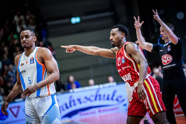 easycredit BBL Basketball Bundesliga 2025 2026 29. Spieltag 11.04.2026 Science City Jena vs Fitness First Würzburg Baskets v.re. Johnathan Stove (Würzburg) Jubel über 3er. links Chris Carter (Jena) Sparkassen Arena