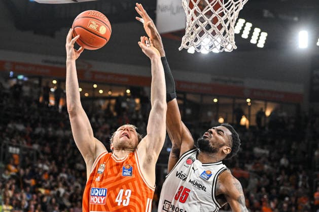 GER, BBL, ratiopharm Ulm vs BMA 365 Bamberg Baskets 11.04.2026, ratiopharm arena, Neu-Ulm, GER, BBL, ratiopharm Ulm vs BMA 365 Bamberg Baskets, im Bild Christian Sengfelder (Ulm, 43), Ejiofor Onu (Bamberg, 35)