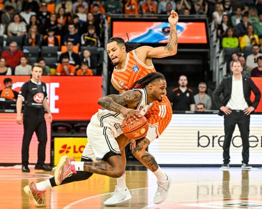 GER, BBL, ratiopharm Ulm vs BMA 365 Bamberg Baskets 11.04.2026, ratiopharm arena, Neu-Ulm, GER, BBL, ratiopharm Ulm vs BMA 365 Bamberg Baskets, im Bild energischer Einsatz von Cobe Williams (Bamberg, 24) gegen Nelson Weidemann (Ulm, 0)
