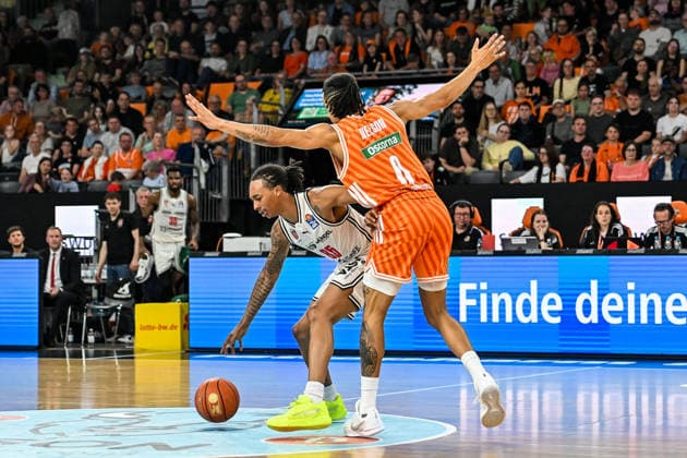 GER, BBL, ratiopharm Ulm vs BMA 365 Bamberg Baskets 11.04.2026, ratiopharm arena, Neu-Ulm, GER, BBL, ratiopharm Ulm vs BMA 365 Bamberg Baskets, im Bild Austin Matthew Crowle (Bamberg, 85), Nelson Weidemann (Ulm, 0)
