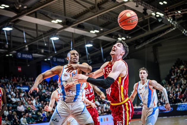 easycredit BBL Basketball Bundesliga 2025 2026 29. Spieltag 11.04.2026 Science City Jena vs Fitness First Würzburg Baskets v.li. im Kampf um den Ball Chris Carter (Jena) und Alen Pjanic (Würzburg) Sparkassen Arena