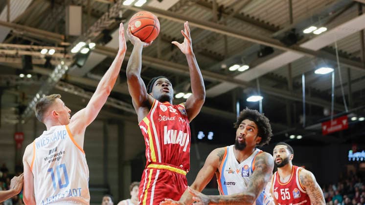 Im Bild: v.li. Joe Wieskamp (Science City Jena, 10), Charles Thompson (Wuerzburg Baskets, 32) am Ball und Javon Franklin (Science City Jena, 22) 11.04.2026, Science City Jena - Fitness First Wuerzburg Baskets, easyCredit BBL, 29. Spieltag, Deutschland, Jena, Sparkassen-Arena, Copyright: HMBxMedia xJulienxBecker