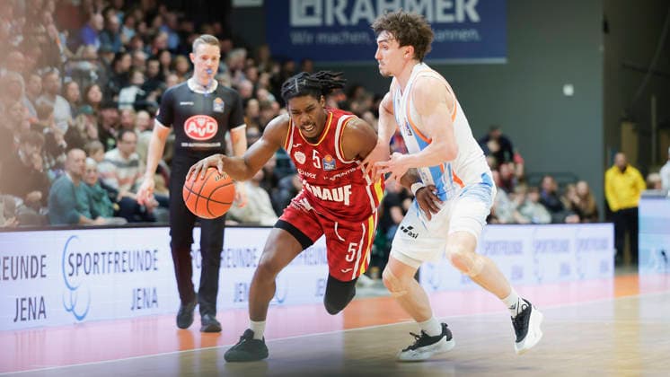 Im Bild: v.li. Marcus Carr(Wuerzburg Baskets, 5) am Ball gegen Kistofer Krause (Science City Jena, 36) 11.04.2026, Science City Jena - Fitness First Wuerzburg Baskets, easyCredit BBL, 29. Spieltag, Deutschland, Jena, Sparkassen-Arena, Copyright: HMBxMedia xJulienxBecker