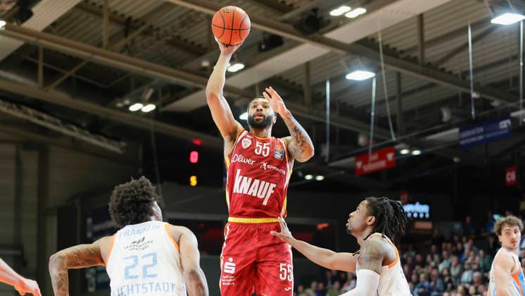 Im Bild: v.li. Javon Franklin (Science City Jena, 22), David Muenkat (Wuerzburg Baskets, 55) am Ball und Uchenna Iroegbu (Science City Jena, 1) 11.04.2026, Science City Jena - Fitness First Wuerzburg Baskets, easyCredit BBL, 29. Spieltag, Deutschland, Jena, Sparkassen-Arena, Copyright: HMBxMedia xJulienxBecker