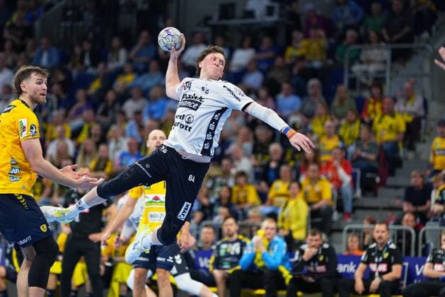 Szene mit Lasse Moller (64; SG Flensburg Handewitt), Steven Plucnar Jacobsen (9; Rhein Neckar Löwen) und Lukas Sandell (11; Rhein Neckar Löwen) Szene mit Lasse Moller (64; SG Flensburg Handewitt), Steven Plucnar Jacobsen (9; Rhein Neckar Löwen) und Lukas Sandell (11; Rhein Neckar Löwen)