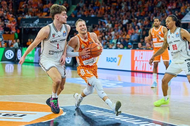 Zweikampf, Duell zwischen Zachary Ensminger (BMA365 Bamberg Baskets, 01), Thomas Klepeisz (ratiopharm ulm, 22), rechts Malik Osborne (ratiopharm ulm, 10), Austin Matthew Crowley (BMA365 Bamberg Baskets, 85) GER, ratiopharm ulm vs. BMA365 Bamberg Baskets, Basketball, 29. Spieltag, EasyCredit BBL, Spielzeit 2025 2026, 11.04.2026 GER, ratiopharm ulm vs. BMA365 Bamberg Baskets, Basketball, 29. Spieltag, EasyCredit BBL, Spielzeit 2025 2026, 11.04.2026 Neu-Ulm Copyright: xEibner-Pressefoto GeraldxOelze-dexStoppanyx EP_ODS