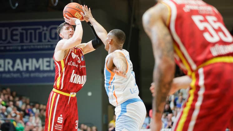 Im Bild: v.li. Alen Pjanic (Wuerzburg Baskets, 35) gegen Chris Carter (Science City Jena, 5) 11.04.2026, Science City Jena - Fitness First Wuerzburg Baskets, easyCredit BBL, 29. Spieltag, Deutschland, Jena, Sparkassen-Arena, Copyright: HMBxMedia xJulienxBecker