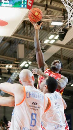 Im Bild: v.li. Robin Christen (Science City Jena, 8) und William McNair Jr. (Science City Jena, 3) gegen Charles Thompson (Wuerzburg Baskets, 32) am Ball 11.04.2026, Science City Jena - Fitness First Wuerzburg Baskets, easyCredit BBL, 29. Spieltag, Deutschland, Jena, Sparkassen-Arena, Copyright: HMBxMedia xJulienxBecker