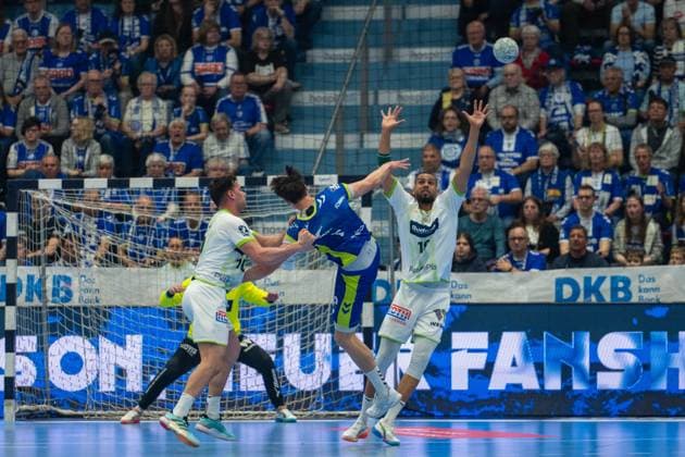 Philipp Ahouansou, Rueckraum, (HSG Wetzlar 19),Miro Schluroff, Rueckraum, (VfL Gummersbach 15), VfL Gummersbach vs. HSG Wetzlar, Daikin Handball Bundesliga, Herren , 28. Spieltag, 11.04.2026 Gummersbach NRW Deutschland