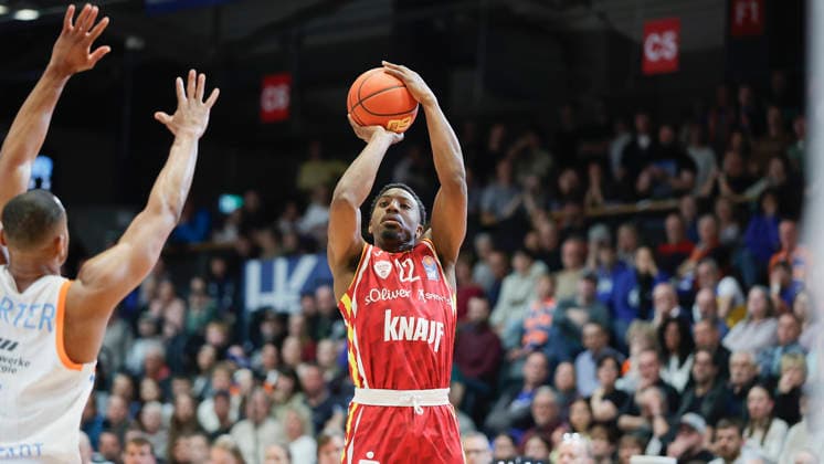 Im Bild: v.li. Chris Carter (Science City Jena, 5) gegen den Dreier von Johnathan Stove (Wuerzburg Baskets, 22) 11.04.2026, Science City Jena - Fitness First Wuerzburg Baskets, easyCredit BBL, 29. Spieltag, Deutschland, Jena, Sparkassen-Arena, Copyright: HMBxMedia xJulienxBecker