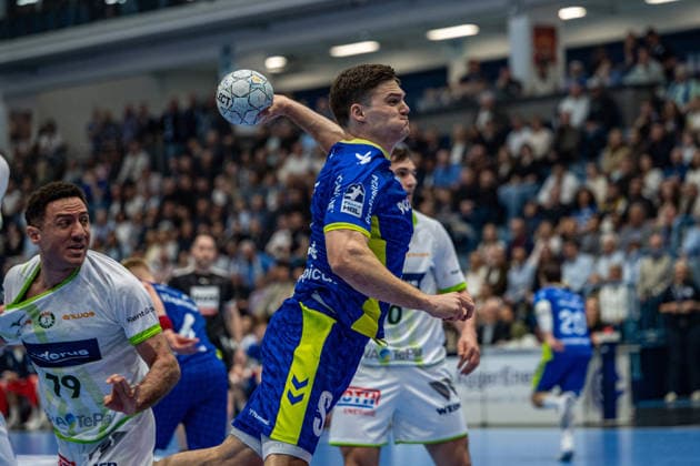Daikin Handball Bundesliga, VfL Gummersbach - HSG Wetzlar, 11.04.2026 Ahmed Nafea, Aussen, (HSG Wetzlar 79), Kay Smits (VfL Gummersbach, 31), ; Daikin Handball Bundesliga, VfL Gummersbach - HSG Wetzlar, 11.04.2026 Copyright: xBEAUTIFULxSPORTS Erlhofx