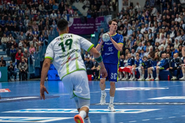 Daikin Handball Bundesliga, VfL Gummersbach - HSG Wetzlar, 11.04.2026 Philipp Ahouansou, Rueckraum, (HSG Wetzlar 19), Miro Schluroff (VfL Gummersbach, 15), ; Daikin Handball Bundesliga, VfL Gummersbach - HSG Wetzlar, 11.04.2026 Copyright: xBEAUTIFULxSPORTS Erlhofx