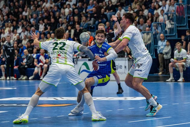 Daikin Handball Bundesliga, VfL Gummersbach - HSG Wetzlar, 11.04.2026 Jona Schoch, Rueckraum, (HSG Wetzlar 22), Ludvig Hallbäck (VfL Gummersbach, 20), Josip Å imić, Kreislaeufer, (HSG Wetzlar 10), ; Daikin Handball Bundesliga, VfL Gummersbach - HSG Wetzlar, 11.04.2026 Copyright: xBEAUTIFULxSPORTS Erlhofx
