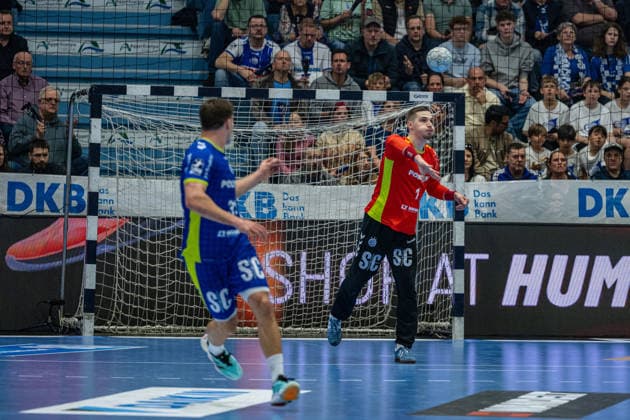 Daikin Handball Bundesliga, VfL Gummersbach - HSG Wetzlar, 11.04.2026 Kay Smits (VfL Gummersbach, 31), Dominik KuzmanoviÄ‡ (VfL Gummersbach, 1), ; Daikin Handball Bundesliga, VfL Gummersbach - HSG Wetzlar, 11.04.2026 Copyright: xBEAUTIFULxSPORTS Erlhofx