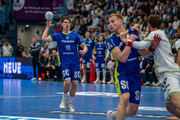 Daikin Handball Bundesliga, VfL Gummersbach - HSG Wetzlar, 11.04.2026 Miro Schluroff (VfL Gummersbach, 15), Ellidi Vidarsson (VfL Gummersbach, 4), ; Daikin Handball Bundesliga, VfL Gummersbach - HSG Wetzlar, 11.04.2026 Copyright: xBEAUTIFULxSPORTS Erlhofx