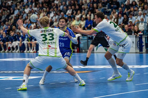 Daikin Handball Bundesliga, VfL Gummersbach - HSG Wetzlar, 11.04.2026 Georg Loewen, Kreislaeufer, (HSG Wetzlar 33), Ludvig Hallbäck (VfL Gummersbach, 20), Jona Schoch, Rueckraum, (HSG Wetzlar 22), ; Daikin Handball Bundesliga, VfL Gummersbach - HSG Wetzlar, 11.04.2026 Copyright: xBEAUTIFULxSPORTS Erlhofx