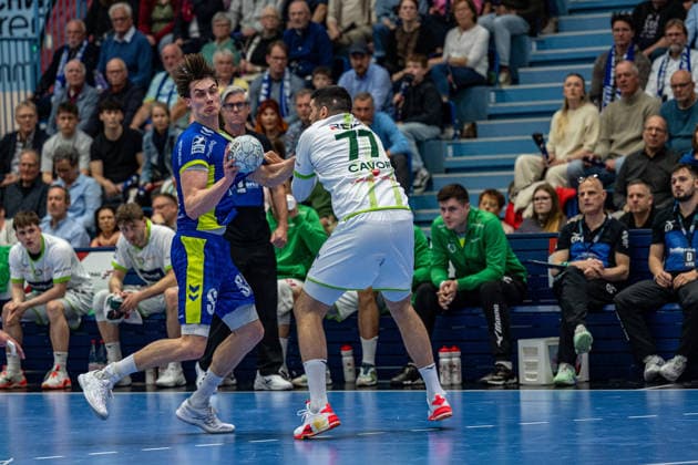 Daikin Handball Bundesliga, VfL Gummersbach - HSG Wetzlar, 11.04.2026 Miro Schluroff (VfL Gummersbach, 15), Stefan Äaavor, Rueckraum, (HSG Wetzlar 77), ; Daikin Handball Bundesliga, VfL Gummersbach - HSG Wetzlar, 11.04.2026 Copyright: xBEAUTIFULxSPORTS Erlhofx