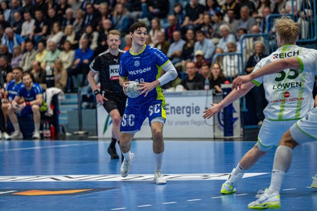 Daikin Handball Bundesliga, VfL Gummersbach - HSG Wetzlar, 11.04.2026 Ludvig Hallbäck (VfL Gummersbach, 20), Georg Loewen, Kreislaeufer, (HSG Wetzlar 33), ; Daikin Handball Bundesliga, VfL Gummersbach - HSG Wetzlar, 11.04.2026 Copyright: xBEAUTIFULxSPORTS Erlhofx