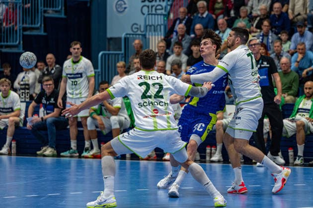 Daikin Handball Bundesliga, VfL Gummersbach - HSG Wetzlar, 11.04.2026 Jona Schoch, Rueckraum, (HSG Wetzlar 22), Miro Schluroff (VfL Gummersbach, 15), Stefan Äaavor, Rueckraum, (HSG Wetzlar 77), ; Daikin Handball Bundesliga, VfL Gummersbach - HSG Wetzlar, 11.04.2026 Copyright: xBEAUTIFULxSPORTS Erlhofx