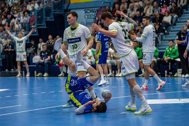 Daikin Handball Bundesliga, VfL Gummersbach - HSG Wetzlar, 11.04.2026 Josip Å imić, Kreislaeufer, (HSG Wetzlar 10), Ludvig Hallbäck (VfL Gummersbach, 20), am Boden, Jona Schoch, Rueckraum, (HSG Wetzlar 22), ; Daikin Handball Bundesliga, VfL Gummersbach - HSG Wetzlar, 11.04.2026 Copyright: xBEAUTIFULxSPORTS Erlhofx