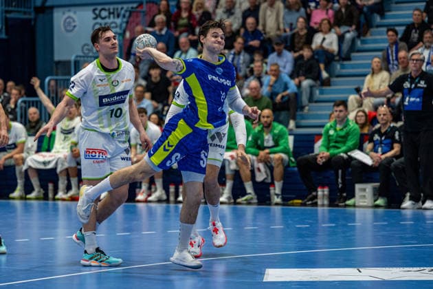 Daikin Handball Bundesliga, VfL Gummersbach - HSG Wetzlar, 11.04.2026 Josip Å imiÄ‡, Kreislaeufer, (HSG Wetzlar 10), Ludvig Hallbäck (VfL Gummersbach, 20),; Daikin Handball Bundesliga, VfL Gummersbach - HSG Wetzlar, 11.04.2026 Copyright: xBEAUTIFULxSPORTS Erlhofx
